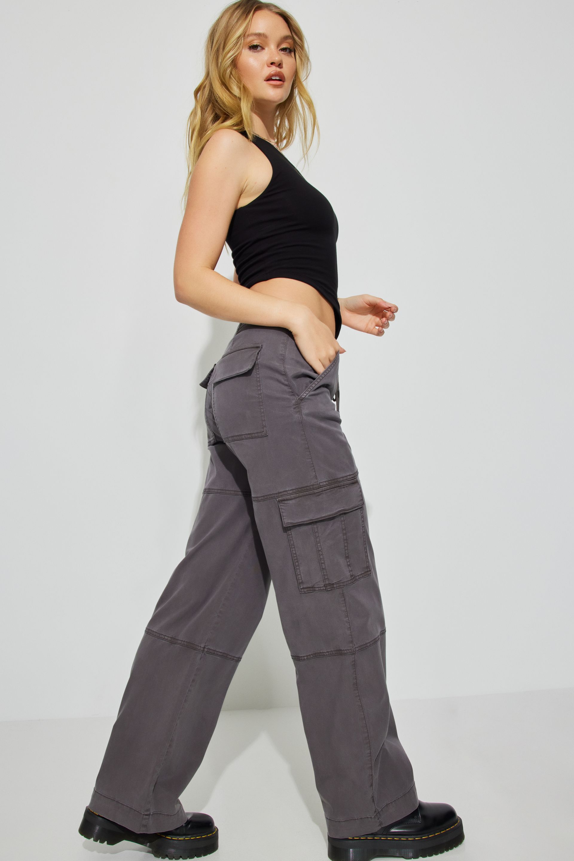 Stylish Grey Cargo Pants Outfit for Summer